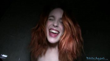 Ruiva bela em sexoteen com o agente de modelos